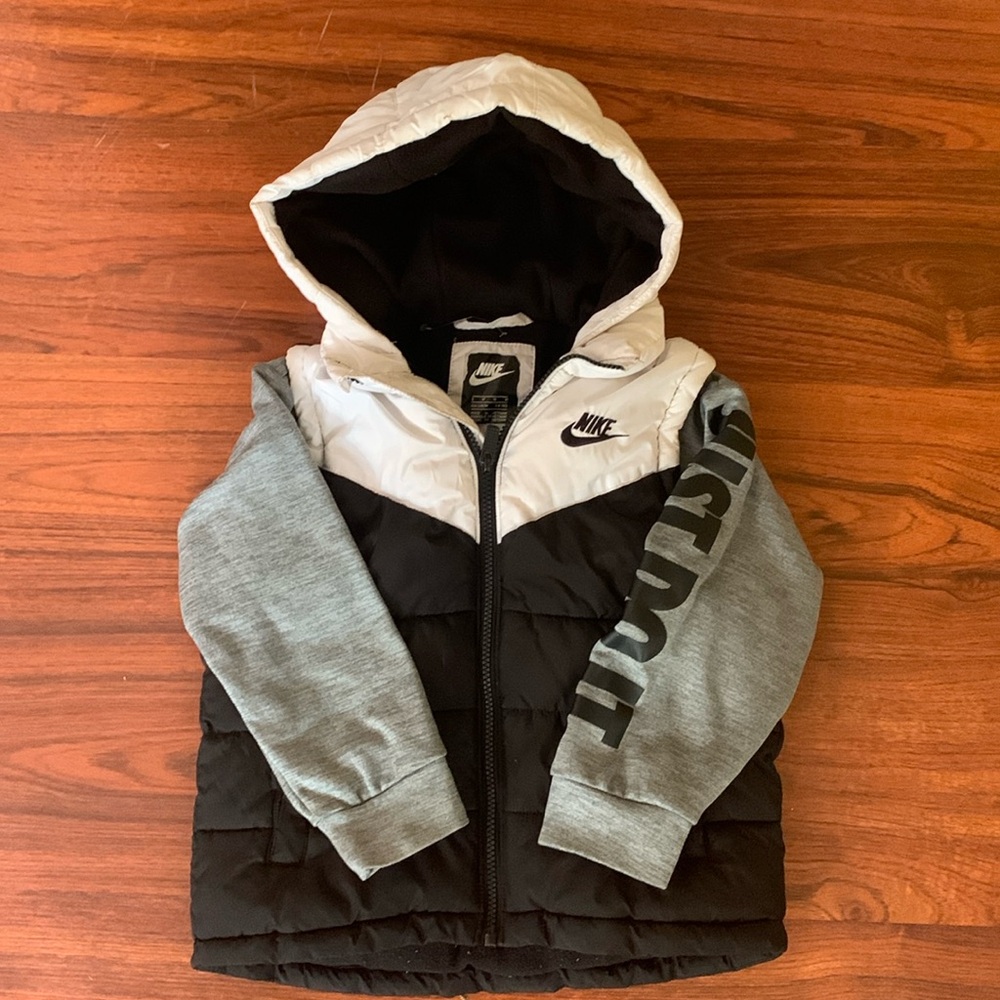 Boy’s Nike M 5-6 Puffer Vest Jacket. Good Condition!